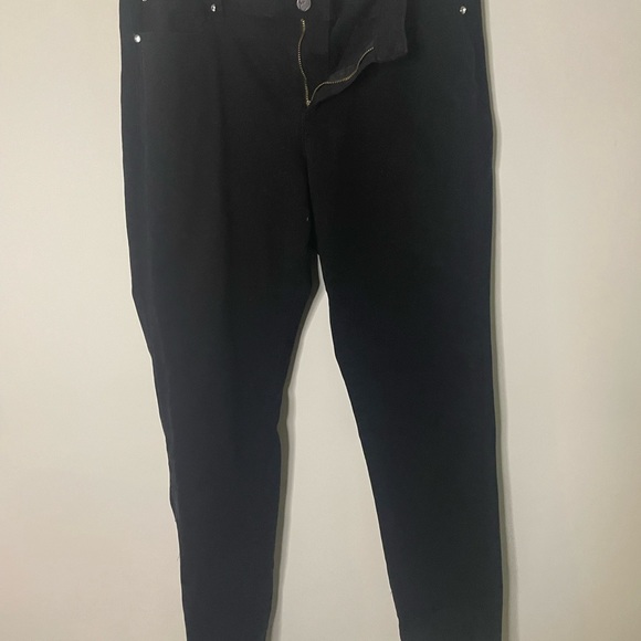 Black skinny jeans in very good condition.  Soft to the touch very comfortable. - Picture 4 of 4